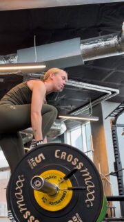 Der er så mange gode råd, vi ikke har bedt om. Og træning som nybagt mor er ingen undtagelse 🙈
Efterfødselsfordommene stammer fra flere steder, men følges til døren af et generelt forsigtighedsprincip - i Danmark har vi kultur for at sige nej, hvis vi kun 95% kan sige ja.
Det er fulgt op af 00’ernes flad-mave-let’s-make-delte-mavemuskler-til-problem trend, elitesportsundersøgelser, kulturel normalisering af inkontinens, og en glorificering af 8-ugers lægetjekket 🙃
Heldigvis!
…så er det ret simpelt at mane fordommene til jorden. Uanset om du fødte for 14 dage eller 3 måneder siden.
… alt forskning viser, at jo før du kommer i gang med bevægelse igen, jo lettere et forløb får du. (Tilpasset dit niveau og udgangspunkt, naturligvis!)
👉 Træner du som nybagt mor, giver du dit barn en stærkere, sundere mor, som statistisk set lever længere
👉 Træning med din baby ved din side, giver dit barn bedre forudsætninger for selv at få et sundt og aktivt liv
Det bedste af det hele?
Alt tæller.
Du kan ikke gøre noget forkert.
Du MÅ alt.
ALT!
Så længe det føles godt! 😎
Disclaimer:
Noget kan føles godt i dag, men ubehageligt i morgen. Og omvendt. Det er ok! 👌
Har du brug for sparring eller hjælp til at finde ud af hvordan man navigerer i dagsform, så ved du hvor jeg er 🫶🏼
#personligtræner #efterfødselstræning #sundhed #bevægelsesglæde #træningsinspiration