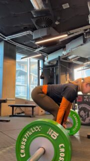 Al forskning viser, at jo før man kommer i gang med struktureret bevægelse efter sin fødsel, jo bedre er det.
Der er selvfølgelig forskel på bevægelse, så vent lige med at lave PR i dødløft til du er klar til det 👇
Men hvor om alting er, så ville jeg - om muligt - allerede kort tid efter min fødsel forsøge at mobilisere min krop hver dag. Altså få bevægelse i alle mine led - fra håndled til rygsøjle, hofte og knæ og fødder✨
Inaktivitet er det værste vi kan byde kroppen, og det gælder også efter en fødsel🫣
Et par uger efter fødslen ville jeg så småt begynde at genoptræne min krop, og derfra gradvist øge belastningen, som min krop bliver stærkere💪
Og ja, det er pisse nemt for mig at sige, for jeg er hverken gravid eller har født et barn🙃
Men jeg har dæleme trænet mange seje nybagte mødre. Og det er absolut både muligt og virkelig rart!🙌
Så keypoint fra det her opslag:
-Du skal ikke være bange for at styrke din krop som nybagt mor.
-Du skal nyde hvor f***cking sej din krop er!🫶🏼
#personligtræner #efterfødselstræning #barsel #nybagtmor #babyworkout