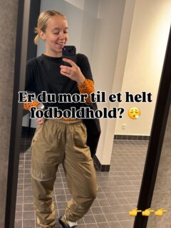 Synes du al din tid går med oprydning, vasketøj, bespisning og logistik? 🙈
Så er du langt fra den eneste den eneste mor, der har det sådan! 😮💨
Den gode nyhed er, at styrketræning ikke behøver tage hverken lang tid eller overskud. 🫣
Med den rette plan skal du bare tage tøj på du kan bevæge dig i, og har du ikke tiden eller muligheden for at tage ned i et fitnesscenter, så kan du komme langt hjemme på stuegulvet eller udnytte når du er på legepladsen med ungerne! 😎🙌
Træner du derhjemme?
- brug 15-20 minutter på en fullbody træning.
Det handler om styrke og kontrol, ikke at forbrænde kalorier. (Swipe for eksempler)
På legepladsen?
Gå op og ned af ting, kravl rundt, træk i ting, hæng dig, flyt din krop på nye måder. (swipe)
Og har du tiden til at tage et smut forbi fitnesscenteret, så hold din træning til 4 tunge øvelser: en pres-, et træk-, en hofte-, en knæ-bevægelse.
så er du i mål 💪
Har du brug for hjælp og sparring?
Så ved du hvor min indbakke er 🫶🏼
#personligtræner #bevægelsesglæde #styrke #sundhed #træningsinspiration