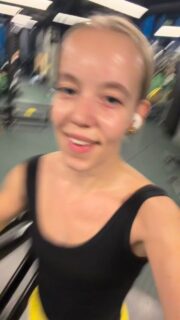 Hvor har jeg brugt mange timer på at blive mindre.
Og hvor var det bare spild af tid.
For jeg har aldrig haft det bedre, end som stærk. Og for hver træning jeg har, bygger jeg selvværdsstenen stærkere 💪
Jeg synes du skal gøre det samme.
Og smide de lavtaljede skinny jeans ud. �De er lige så ukomfortable nu som i ’06.
Synes du, det er svært at holde ved, når skinny-tok finder vej til dig efter en stor portion bolo?
Så tryk følg og lad mig støtte dig 🫶🏼💪
#personligtræning #bevægelsesglæde #sundhed #styrke