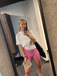 Back to work efter en uges “ferie” i Vestjylland 🙌 
Oooooog hvilken uge! 
Sommer = projekternes tid, og for mig betyder det eksekvering på et online univers jeg har preppet det sidste halve års tid, social runs i lange baner, mere energi i kvinde-træner-Netværket og en fredag aften på sofaen helt død, fordi jeg glemte at jeg er træt når jeg har holdt ferie.. (er jeg den eneste? 😅 ) 

#personligtræner #selvstændig #onlinetræner #bevægelsesglæde #sundhed 

Social run nr. 1

Det her bliver sejt! 

Caspar er en af de eneste der faktisk kan få mig til at se nogenlunde sej ud på billeder - kæmpe anbefaling! 🙌 
@contentbysilva 

Barselsdamerne løfter tungt - jeg underholder… og finder løsninger! 😎😂 
Skal du med når jeg åbner for flere deltagere i næste uge? 

Netværksdamerne! 
Det her er det bedste jeg har gjort for mig selv længe - at samle seje kvinder i trænings- og livsstilsbranchen, så vi kan hjælpe og løfte hinanden! 
Og forhåbentlig ændre “sundheds”branchen sammen 🫣

Regn. ☔️ 

Spons til Talk&Træning søndag den 19. Juli 😎 @simplychocolatecph 

Skal du med til eventet? 
Tilmeld dig med din mail - linket er i min bio 🫶🏼 

Social run nr. 2 

Træt. Meeeeeget træt fredag. 
Wow hvor skal jeg lære at planlægge en halv dag første dag efter ferie i stedet for bare at save mig selv over 😂😂 

Social run nr. 3. 
Kaf, yap og hyg! 

På mandag løber vi slow run kl. 7.00 - skal du med? 
Send mig en besked 🫶🏼☀️