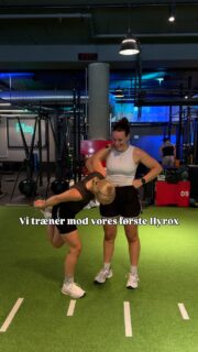 Vi har tilmeldt os en HYROX… PRO. 💀

…og vi har aldrig lavet noget, der ligner HYROX før. 😂

“Hvorfor PRO?” spørger du måske.
Jo ser du…
Alt andet var udsolgt.

Så da vi fandt billetter til Barcelona, skyndte vi os bare at købe dem. For bagefter at blive klog på hvad PRO egentlig betyder.

Ups.

Men hey – der er jo først i midten af november. Så selvom vi begge render rundt med en løbeskade lige nu, når vi det vel nok…
…ikke? 🫠

Én ting er sikkert: Vi får det sjovt og kommer til at grine. En hel del.

For det er faktisk hele pointen.

Vores mål er at have det sjovt, mens vi lærer noget helt nyt. Så gør det ikke så meget, hvis det hele ser lidt kaotisk ud undervejs (Lise vs. wall balls 👀😂).

Og bare rolig…
Vi har allieret os med en HYROX-ekspert, for vi ved absolut intet om regler, teknik eller de små detaljer på forhånd. 😅

Så hvis du har lyst til at følge to kvinder, der fejler, lærer, griner og forhåbentlig kommer over målstregen i Barcelona, så hæng på.

Det her bliver enten en kæmpe succes…

…eller virkelig god underholdning. 🍿

#hyrox #hyroxtraining #bevægelsesglæde #sundhed #mentalsundhed