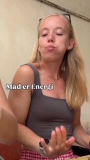 ✨Mad er ENERGI til dit liv✨ Energi, der holder dine organer sunde. Energi til at bade i havet, læse din bog eller løbe efter dine (veninders) børn. Energi til at date ham, der måske bliver sød på sigt. Og energi til at overtænke, hvad du egentlig har gang i med dit liv.

✨Mad er NÆRING til din krop✨ Så du kan trække vejret. Fornye dine hudceller. Stå imod solens stråler og vindens rusken. Bygge muskler. Bevæge dig, som du har lyst og brug for. Sove godt.

✨Mad er NYDELSE✨ Når du tilfredsstiller dine sanser. Når du oplever andre kulturer. Når du skaber minder omkring et bord. Når du drikker dig fuld og danser skoene i stykker. Når du nyder, leger og bare er.

Mad er ikke: – Skam. – Skyld. – Et problem, der skal løses. – Sort eller hvid. – En moralsk test.

Mad er en af dine vigtigste kilder til et langt, sundt og meningsfuldt liv.

Så spis. Spis godt. Spis med nydelse.

Og gør dig selv den tjeneste at skabe et liv, hvor mad ikke fylder det hele – medmindre du er sulten og hangry, selvfølgelig🤍

#personligtræner #onlinecoach #sundhed #mentalsundhed #aktivlivsstil