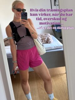 Det er måske en upopulær holdning.
Men de fleste kvinder lever ikke et liv, hvor de kan prioritere træning først.
De prioriterer arbejde. Familie. Venner. Praktik. Ansvar.
Og så prøver de at presse en træningsplan ind, som er lavet til mennesker, hvis hverdag drejer sig om træning.
Selvfølgelig føles det som om, du fejler🫣
Men det gør du altså ikke.
Problemet er, at fitnessbranchen alt for længe har solgt idéen om, at du skal indrette dit liv efter din træning.
Jeg mener det modsatte.
Din træning skal passe ind i dit liv.
For hvis planen kun fungerer i perfekte uger...
så virker den ikke 😅
Den bedste træningsplan er ikke den mest avancerede.
Det er den, du stadig følger, når kalenderen er fyldt, energien er lav, og livet larmer.
For det er dér, vaner bliver bygget.
Og det er derfor, jeg ikke coacher kvinder til at leve som atleter.
Jeg coacher dem til at blive stærke nok til deres eget liv.
…og du må godt være med🫶🏼
#personligtræner #onlinecoach #onlinetræning #bevægelsesglæde #sundhed