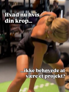 Jeg tror mange har fået følelsen af, at der kun findes to muligheder:
Enten elsker du din krop.
Eller også arbejder du på at lave den om.
Men hvad nu hvis du ikke kan mærke nogen af delene?
Hvad nu hvis du bare... er et menneske?
For sandheden er, at de fleste ikke vågner op hver dag og elsker det, vi ser i spejlet.
Og det behøver du faktisk heller ikke. En krop kan sagtens være neutral.
Du ved, noget der ikke skal vurderes som god eller dårlig. Smuk eller grim. Værdig eller uværdig.
Du kan godt vælge en gåtur, lave styrketræning, spise et måltid eller gå tidligt i seng, uden at det handler om at ændre din krop.
Det kan handle om respekt.
At passe på den krop, der får dig gennem arbejdsdage, ferier, træning, sygdom, grin og alt det indimellem.
Kropsrespekt er ikke lige så Instagram-venligt som kropskærlighed.
Men måske er det mere realistisk.
Og måske er det et rigtig godt sted at starte?🤍
#personligtræner #onlinecoach #bevægelsesglæde #kropsrespekt #sundhed