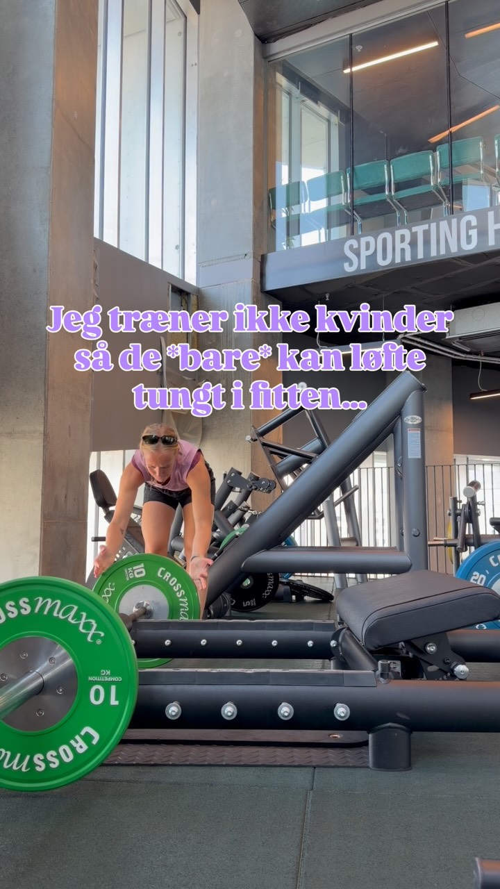 Der er én ting, som jeg håber styrketræning giver alle jeg arbejder med - og det handler ikke om hverken vægt, tøjstørrelse, muskler eller kilo på stangen.
Men..
Frihed.
Frihed til at sige ja til den vandretur, du har drømt om.
Frihed til at flytte sofaen uden at vente på hjælp.
… til at løfte din kuffert op i bagagehylden uden at overveje, om du kan.
… lege med dine børn, løbe efter bussen eller prøve noget nyt, uden at din krop bliver det, der holder dig tilbage.
Jeg håber faktisk, at du bliver så stærk, at du glemmer at tænke over, om din krop kan
At du ikke møder nye oplevelser med:
“Kan jeg mon?”
Men med:
“Det skal jeg nok klare.”
For det er det, styrke er for mig.
Ikke at kunne løfte mest.
Men at have en krop, du stoler på.
En krop, der giver dig muligheder i stedet for begrænsninger.
Det er derfor, jeg elsker styrketræning.
Ikke fordi den lærer dig at løfte en vægt.
Men fordi den minder dig om, at du kan mere, end du tror.
Følg med🫶🏼
#personligtræner #bevægelsesglæde #sundhed #styrketræning #onlinecoach