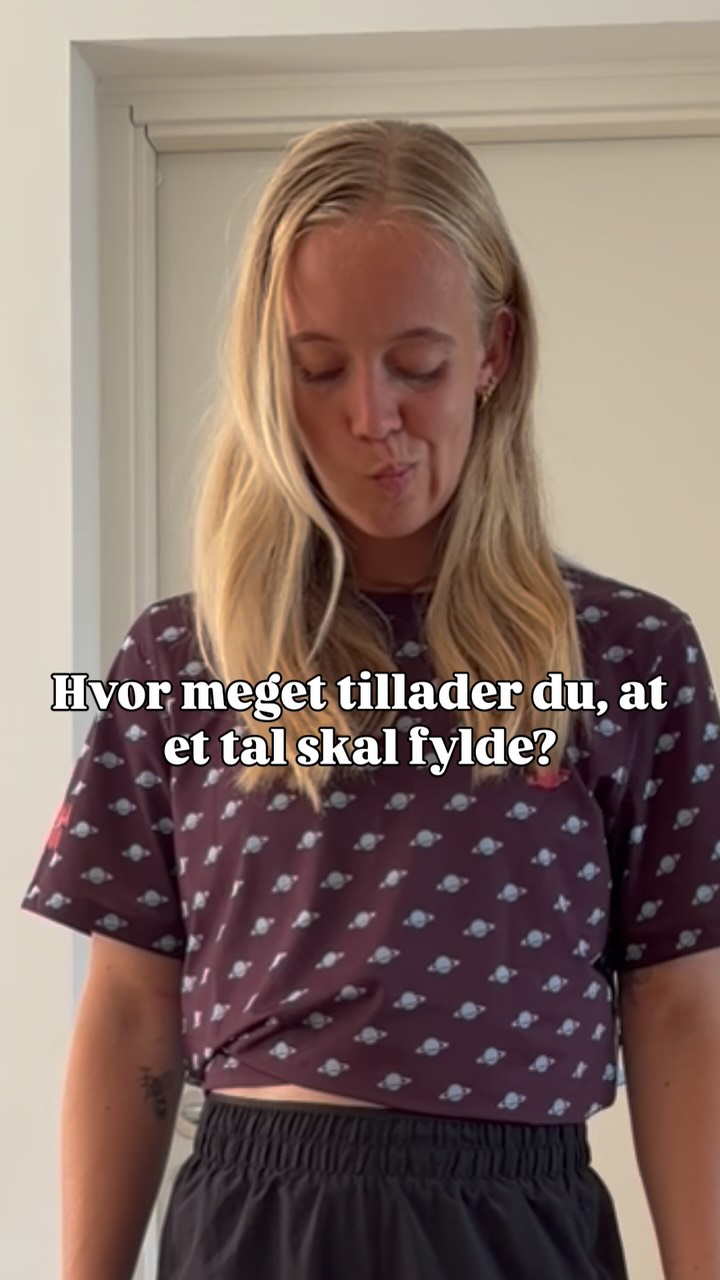 Der er ikke noget galt med en badevægt.
Medmindre tallet på den får lov til at afgøre, om du føler dig godt tilpas i din krop den dag.
Mange af de kvinder, jeg møder, mærker humøret ændre sig på få sekunder, alt efter hvad vægten viser.
Men vægten kan ikke fortælle dig:
✨ hvor stærk du er.
✨ hvor meget energi du har.
✨ hvor meget du tør.
✨ hvor sund din krop er.
✨ hvor godt du egentlig har det.
Derfor arbejder mine klienter og jeg stort set aldrig med vejninger eller vægtmål.
I stedet arbejder vi med at ændre forholdet til krop, mad og træning.
Så de bliver stærkere – både fysisk og mentalt.
Får mere overskud.
Mere ro.
Mere lyst til at bevæge sig.
Og et mere afslappet forhold til både krop og mad.
Og ja... min egen badevægt bliver mest brugt, når jeg skal finde ud af, om jeg har været liiiiiiidt for optimistisk med, hvor meget tøj der kunne være i kufferten. 😄
Har du oplevet, at badevægten får lov til at bestemme dit humør?
#bevægelsesglæde #sundhed #personligtræner #styrke #mentalsundhed