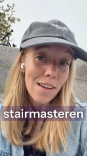 Det har givetvis fået dem til hvor de er i dag, men det betyder ikke at det sundt for dem, eller at de kan ikke leve sådan resten af deres liv.
Men det fede ved evidens er, at det er teser, som er testet igen og igen og igen, som er afprøvet i forskellige sammenhænge, forskellige typer af mennesker og krydstjekket med kontrolgrupper.
Så du kan faktisk være ret sikker på, at tung styrketræning med god form gør dig stærkere. Også selvom du hedder Signe, er 32 år og helst vil undgå at løfte tungt, så du bilder dig selv ind at det “virker ikke for dig”.
Vedholdenhed min ven.
Det virker for alle 🫶🏼
#personligtræner #bevægelsesglæde #styrketræning #sundhed #personligtræning