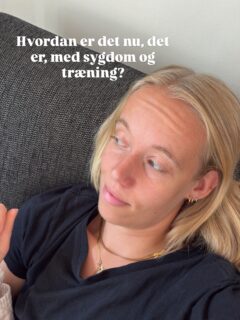 En ting er at what goes around comes around…
Du skal ikke smitte alle andre, men du skal virkelig også tage dig selv seriøst nok til at prioritere din egen restitution. Og det gør du ved at give din krop gode forudsætninger for at blive rask.
Det inkluderer hverken løbeture, træning med eller uden vægte - i fitten eller i stuen, yogatimer, pilates eller saunagus.
Det inkluderer afslapning på sofaen, et langt bad, masser af mad og væske, en langsom gåtur (hvis, der er energi til det), og alt for meget dårligt tv.
Og nej. Du skal ikke kompensere for manglende bevægelse senere.
Og du skal ikke indhente tabt fremgang, eller rode bod på for mange kalorier eller for få hjemmelavede måltider.
Du skal til gengæld virkelig nyde at du har en krop som kan bekæmpe virus helt af sig selv 🫶🏼
Og så ses vi i fitten og på løbestierne igen lige om lidt 💜
God bedring til jer der ligger ned!
Lige nu ligger jeg med jer 🤧
#personligtræner #restitution #sundhed #mentalsundhed #bevægelsesglæde