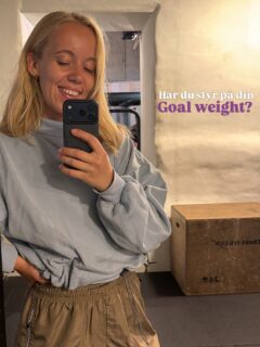 Et af de ønsker jeg oftest hører, når jeg har indledende (uforpligtende) samtaler med nye klienter er, at de ønsker at opnå en bestemt vægt. 

Typisk 60 eller 70 kg. 
Som MÅLET. 
Goal weight. 
Så-bliver-alt-godt-og-nemt-tallet.

Og det er et mål som går igen. Hos MANGE kvinder. 
Og jeg undrer mig altid over hvorfor. 

Hvem har fundet på at 60 kg er noget man skal sigte efter?
Hvor starter ønsket om 70 kg henne?

Min reaktion bygger på spørgsmål:
- Okay, hvad sker der, når du rammer drømme vægten?
- Hvad håber du, det giver dig?
- Hvordan tror du, at du har det kroppen? - hvordan er det forskelligt fra lige nu?
- Hvad skal der til, før du får den følelse i kroppen du drømmer om?
- Er det tallet på vægten - alene - der giver dig den følelse?

Uden at kende lige præcis din motivation for at veje X, så kan jeg med 98% sikkerhed garantere dig, at den følelse af selvsikkerhed og frihed du leder efter, ikke er afgjort af tallet. 

Til gengæld kommer den af følelsen af at kunne hvad du har lyst til. 
At kunne bevæge dig frit. 
At kunne hoppe, løbe, lege og flytte den sofa selv. 
At føle dig stærk. 
At kunne nyde mad, og spise hvad du har lyst til - uden dårlig samvittighed. 
At kunne navigere i, hvad din krop har brug for i dag: en restday, en bentræning, en løbetur eller en stor portion pasta? 

Jeg skal ikke bestemme hvad dit mål skal være. Med træning. Med mad, livsstil eller livsopsparing. 

Men jeg vil til hver en tid stille spørgsmål ved de overbevisninger som bygger på sociale konstruktioner, fordomme og myter 🫶🏼 

Har du tænkt over, hvor dine egne idealer stammer fra? 🤷🏼‍♀️

#personligtræner #onlinecoach #bevægelsesglæde #sundhed #styrke