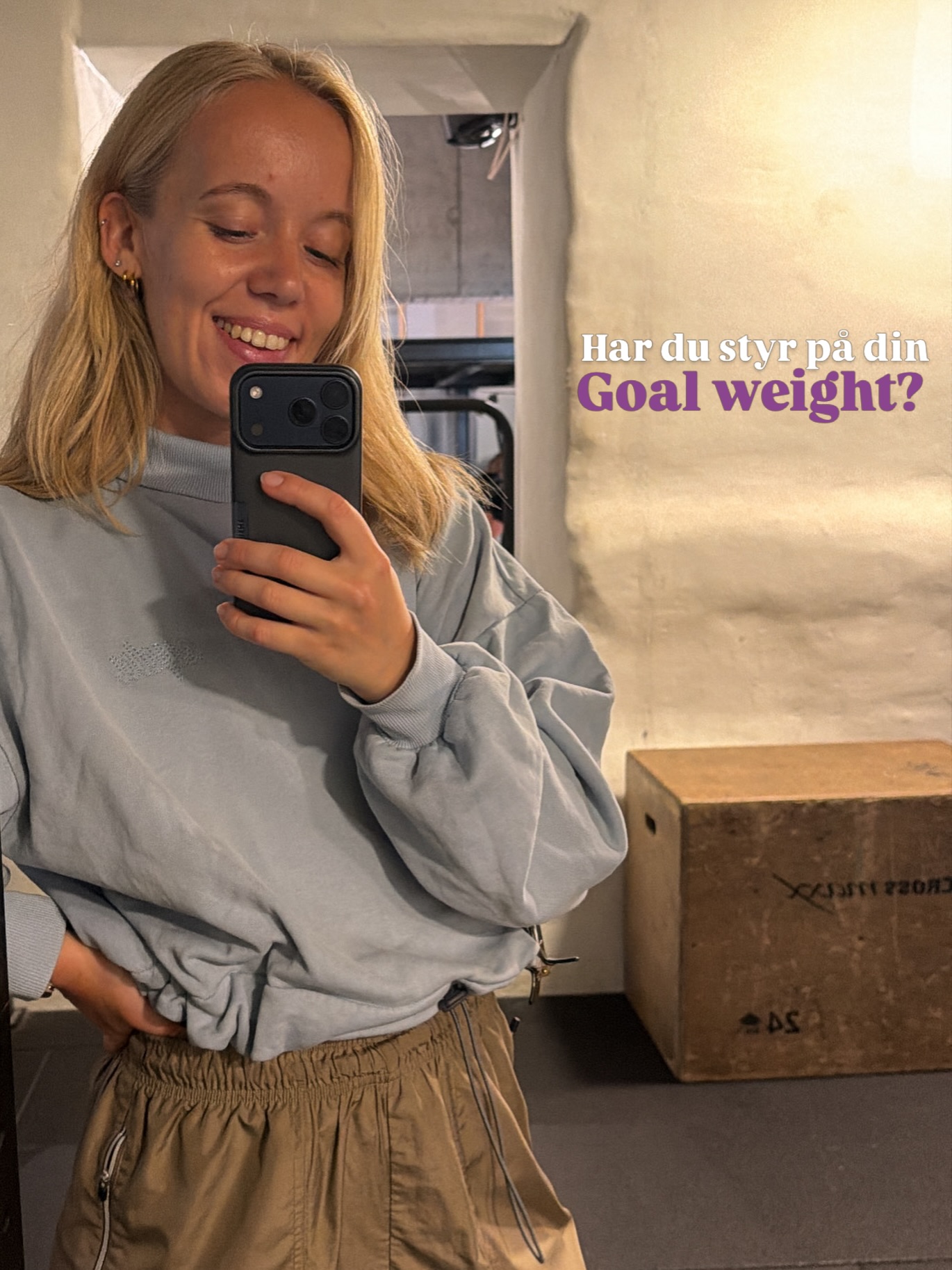 Et af de ønsker jeg oftest hører, når jeg har indledende (uforpligtende) samtaler med nye klienter er, at de ønsker at opnå en bestemt vægt. 

Typisk 60 eller 70 kg. 
Som MÅLET. 
Goal weight. 
Så-bliver-alt-godt-og-nemt-tallet.

Og det er et mål som går igen. Hos MANGE kvinder. 
Og jeg undrer mig altid over hvorfor. 

Hvem har fundet på at 60 kg er noget man skal sigte efter?
Hvor starter ønsket om 70 kg henne?

Min reaktion bygger på spørgsmål:
- Okay, hvad sker der, når du rammer drømme vægten?
- Hvad håber du, det giver dig?
- Hvordan tror du, at du har det kroppen? - hvordan er det forskelligt fra lige nu?
- Hvad skal der til, før du får den følelse i kroppen du drømmer om?
- Er det tallet på vægten - alene - der giver dig den følelse?

Uden at kende lige præcis din motivation for at veje X, så kan jeg med 98% sikkerhed garantere dig, at den følelse af selvsikkerhed og frihed du leder efter, ikke er afgjort af tallet. 

Til gengæld kommer den af følelsen af at kunne hvad du har lyst til. 
At kunne bevæge dig frit. 
At kunne hoppe, løbe, lege og flytte den sofa selv. 
At føle dig stærk. 
At kunne nyde mad, og spise hvad du har lyst til - uden dårlig samvittighed. 
At kunne navigere i, hvad din krop har brug for i dag: en restday, en bentræning, en løbetur eller en stor portion pasta? 

Jeg skal ikke bestemme hvad dit mål skal være. Med træning. Med mad, livsstil eller livsopsparing. 

Men jeg vil til hver en tid stille spørgsmål ved de overbevisninger som bygger på sociale konstruktioner, fordomme og myter 🫶🏼 

Har du tænkt over, hvor dine egne idealer stammer fra? 🤷🏼‍♀️

#personligtræner #onlinecoach #bevægelsesglæde #sundhed #styrke