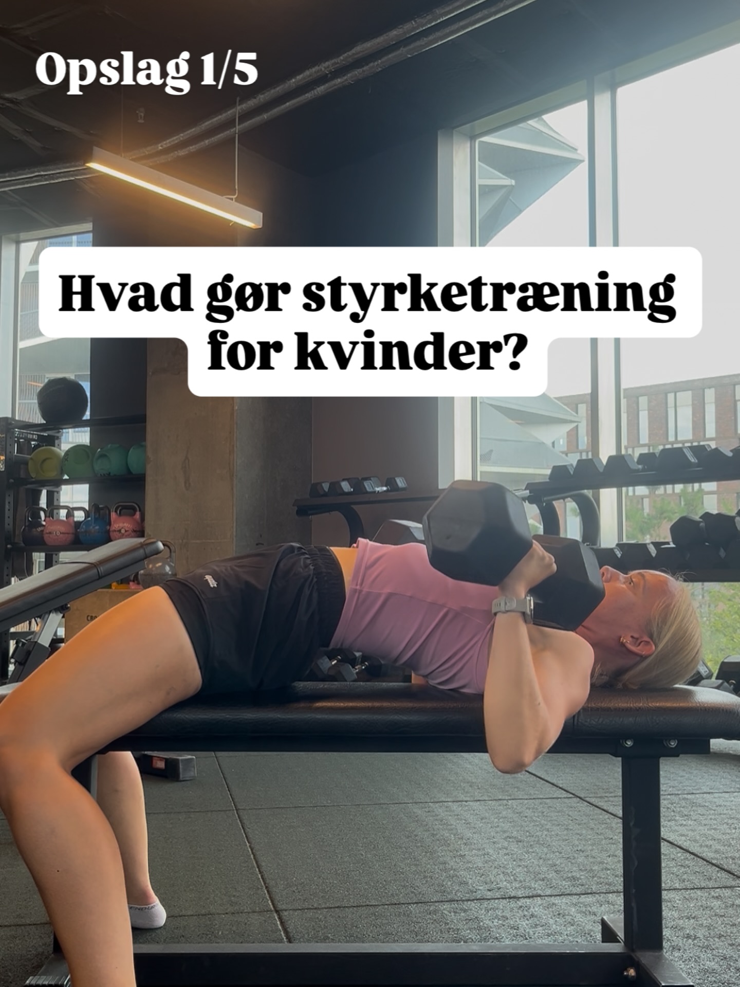 Jeg synes det er ærgerligt, at rigtig mange kvinder nedprioriterer styrketræning - eller ligefrem er lidt bange for det. 

💬 Fordi de føler sig mere hjemme på måtten til pilates eller yoga
💬 Fordi de er bange for at blive “maskuløse”
💬 Fordi de tror, at styrketræning er farligt eller giver skader
💬 Fordi dans, gymnastik og holdtræning er velkendt - og en del af både kalenderen og identiteten 
💬 Eller måske bare fordi... det virker lidt uoverskueligt at gå i gang?

Men det er ærgerligt, fordi styrketræning har SÅ mange fordele, som kvinder går glip af. 

💪 Styrke og muskelmasse er livsforlængende, og ikke bare i år - men i særdeleshed forlænger styrketræning din livskvalitet.

Det betyder helt simpelt at du uden styrketræning, går glip af flere gode år i dit liv. 

Derfor sætter jeg i denne uge fokus på forskellige aspekter af DIT liv, hvor styrketræning direkte kan ændre din hverdag. 

…Hvis altså du tager styrketræning lige så seriøst, som kaffeaftalen med din gode veninde 🫶🏼 

#personligtræner #styrketræning #sundhed