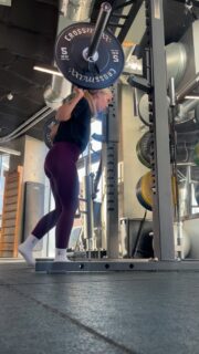 Der er dage, hvor jeg træner for et mentalt frirum. Og så er der dage, hvor en træning redder resten af min dag🤯

For mig (og for mange andre kvinder) handler styrketræning ikke kun om muskler og vægte – men om alt det, der sker mentalt, når kroppen får lov at arbejde.

Når jeg træner, rydder jeg op i mit hoved, slukker for larmen af motorvejstanker og gør plads til inspiration.

Jeg finder min krop – og mærker, at jeg kan noget.
 Den følelse af at være stærk, fokuseret og i kontrol følger med mig ud af træningslokalet🙌

_____
Forskning viser faktisk, at styrketræning: 💪 Reducerer stress og angst 💪 Forbedrer søvnen 💪 Øger energiniveau og humør 💪 Styrker selvtillid og kropsforståelse

Så ja – styrketræning former kroppen, men endnu vigtigere: den former måden, du har det (med dig selv) på.

For når du mærker din egen styrke, bliver det lidt lettere at stå stærkt i resten af livet også ❤️

Bruger du fysisk træning som et mentalt frirum? 🤷🏼‍♀️

_
#personligtræner #personligtræning #styrke #sundhed #træningforkvinder #mentalsundhed #bevægelsesglæde