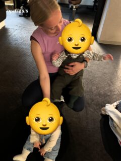 At blive mor er en af de største fysiske udfordringer, kroppen kan udsættes for 🤰💪
 Mange kvinder tænker, at de kun skal “hvile” op til fødslen – men faktisk kan styrketræning være et af de bedste forberedelsesværktøjer, du kan give dig selv💪

Når du styrketræner, bliver kroppen stærkere, mere stabil og bedre til at håndtere belastning.
 Det betyder blandt andet: 💪 Stærkere ryg og bækkenbund 💪 Mere udholdenhed og energi under graviditet og fødsel 💪 Hurtigere restitution efter fødslen 💪 Stærkere core og bedre kropskontrol

Og måske det vigtigste: du lærer at lytte til din krop, stole på dens styrke og bevare selvtilliden, når presset stiger.

Graviditet og fødsel er ikke en tid, hvor kroppen skal “holde pause” – det er en tid, hvor den kan trænes klogt og kærligt, så du står stærk og klar til det største eventyr i dit liv. ❤️

Har du allerede født og er klar på at træne dig selv stærk – med plads til din baby?

Strong Moms er en 4-ugers barsels-bootcamp med fokus på dig og dit overskud 💪👶

#personligtræning #gravidtræning #efterfødsel #barselstræning